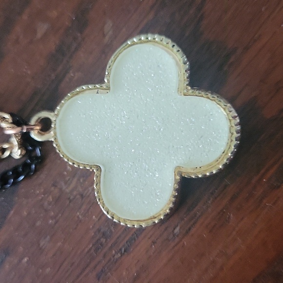 Clover necklace - Picture 5 of 6